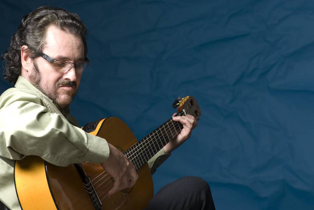 Retrato de Laércio Ilhabela com seu violão